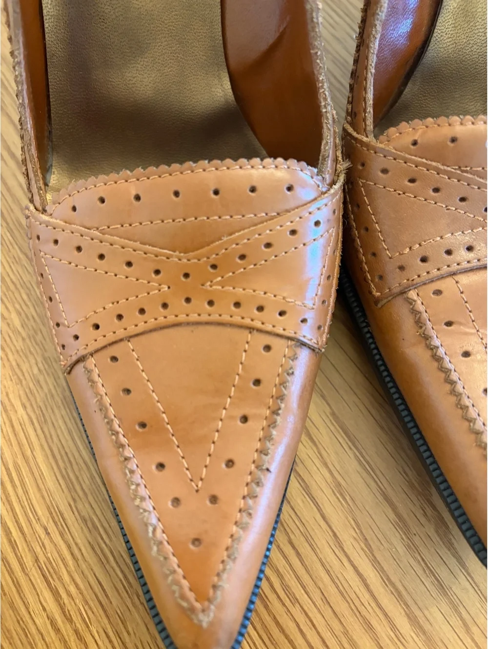 BCBG leather pointed toe shoes
